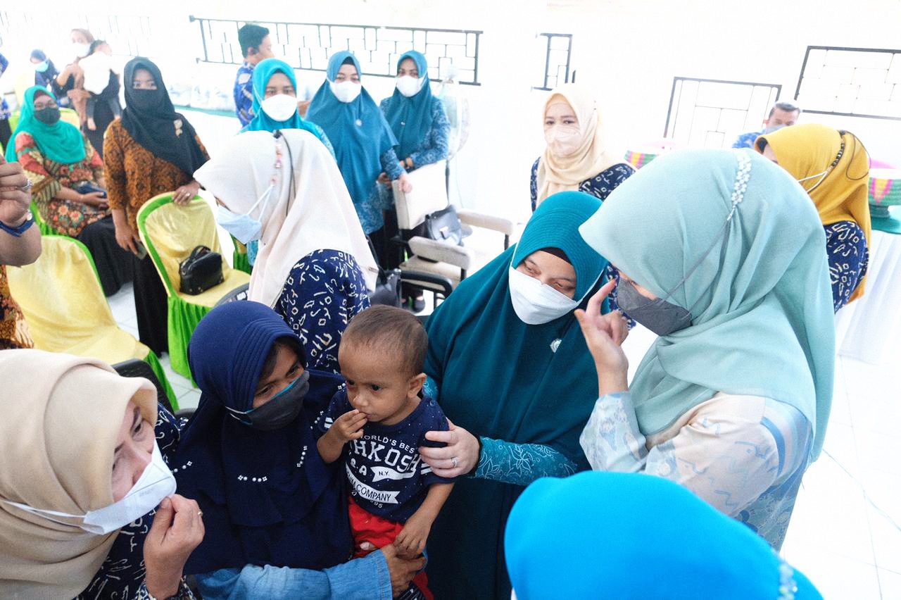 Naoemi Serahkan Sembako Bagi Anak Kurang Gizi di Gowa 2 Naoemi Serahkan Sembako Bagi Anak Kurang Gizi di Gowa