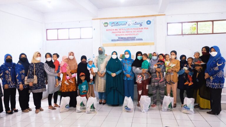 Naoemi Serahkan Sembako Bagi Anak Kurang Gizi di Gowa 7 Naoemi Serahkan Sembako Bagi Anak Kurang Gizi di Gowa