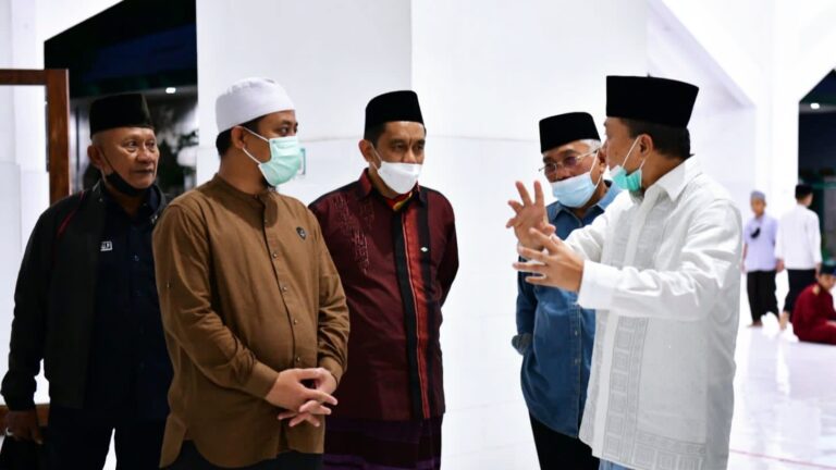 Andi Sudirman dan Zulkifli Hasan Salat Subuh Bareng di Al-Markaz 1 Andi Sudirman dan Zulkifli Hasan Salat Subuh Bareng di Al-Markaz