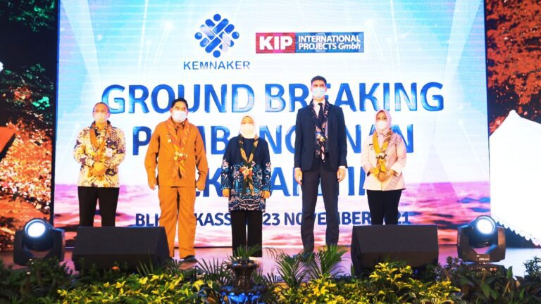 Wawali Fatmawati Rusdi Dampingi Menaker RI Resmikan Ground Breaking Pembangunan BLK Maritim 6 Wawali Fatmawati Rusdi Dampingi Menaker RI Resmikan Ground Breaking Pembangunan BLK Maritim