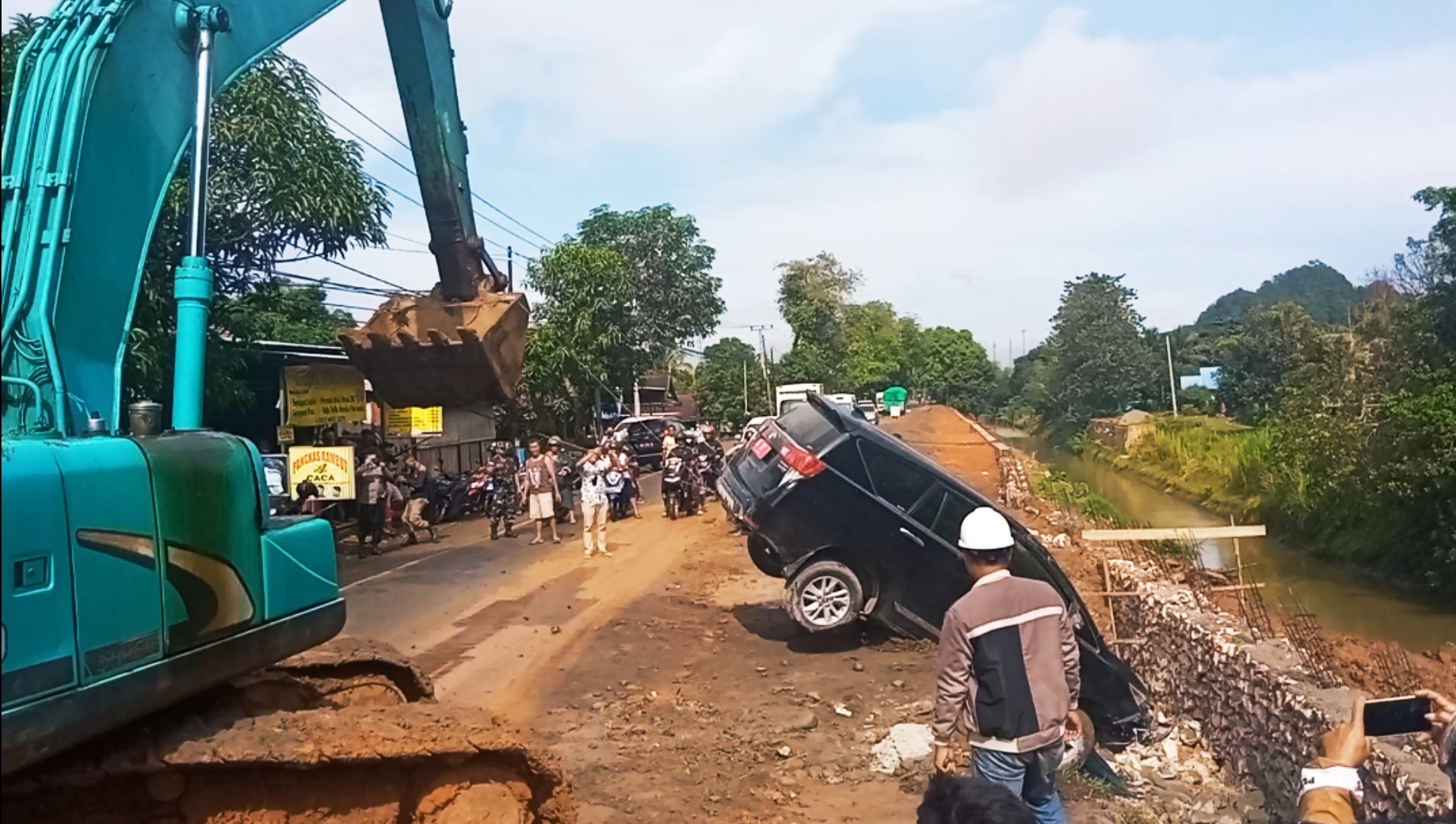 Mobil Dinas Pemkab Wajo Terperosok di Galian Proyek Jalan Poros Bantimurung, Dua Pejabat Nyaris Celaka
