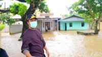 Plt Gubernur Sulsel Berjalan 2 km Hingga Naiki Bak Truk Pantau Banjir di Takalar
