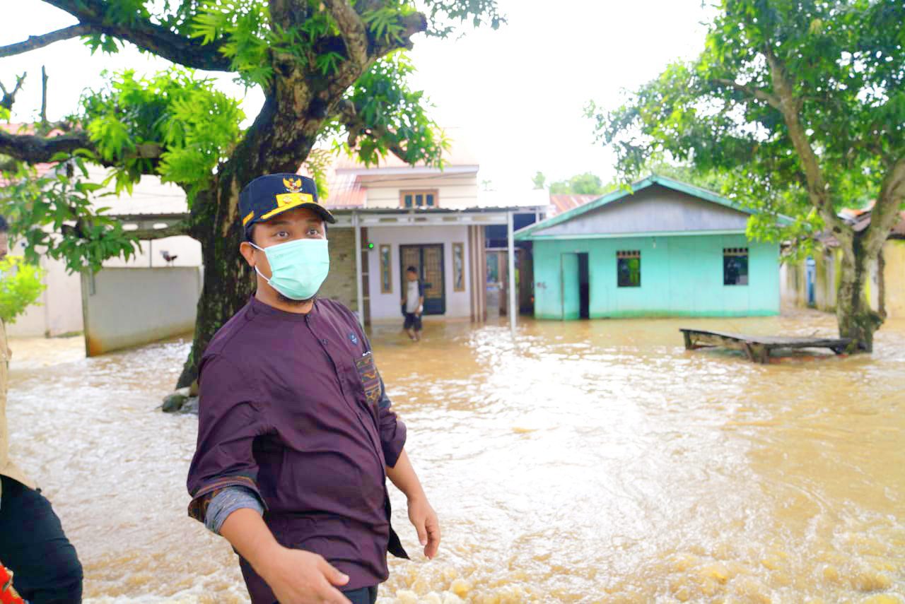 Plt Gubernur Sulsel Berjalan 2 km Hingga Naiki Bak Truk Pantau Banjir di Takalar