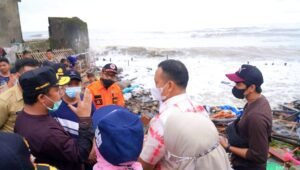 Tinjau Abrasi di Takalar, Plt Gubernur Sulsel: Dibutuhkan Penanganan Darurat