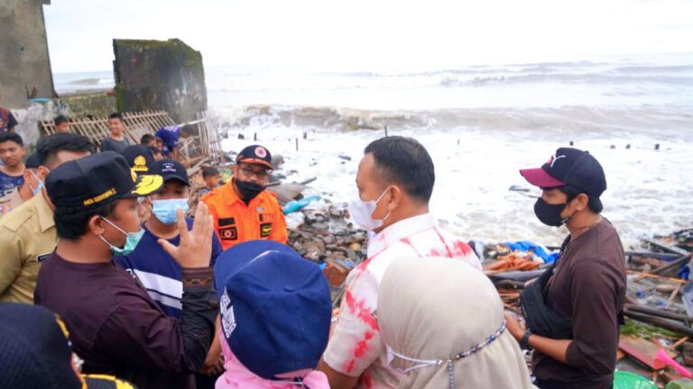 Tinjau Abrasi di Takalar, Plt Gubernur Sulsel: Dibutuhkan Penanganan Darurat