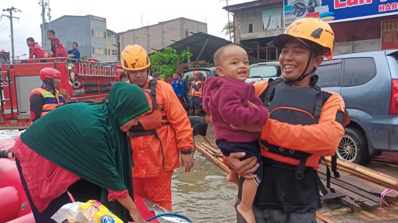 Dompet Dhuafa Bantu Evakuasi Warga Terdampak Banjir Makassar dan Sekitarnya