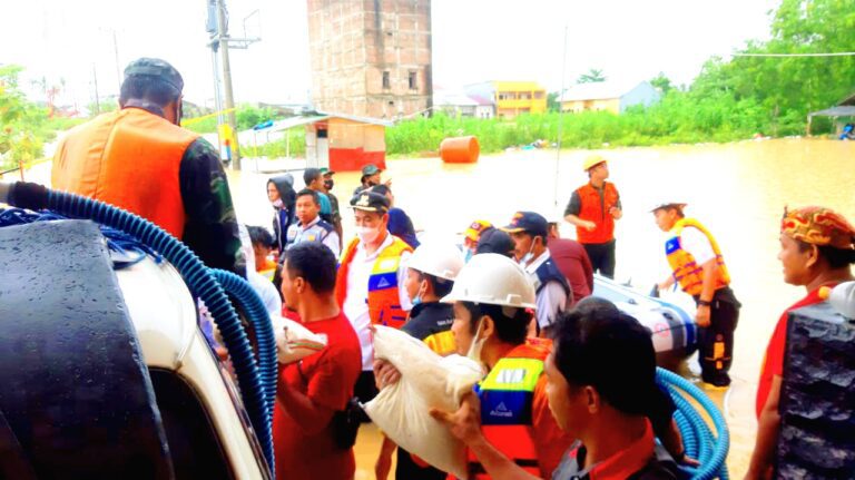 Bupati Pangkep Serahkan Bantuan Paket Sembako dan Makanan Cepat Saji Kepada Korban Banjir 4 Bupati Pangkep Serahkan Bantuan Paket Sembako dan Makanan Cepat Saji Kepada Korban Banjir