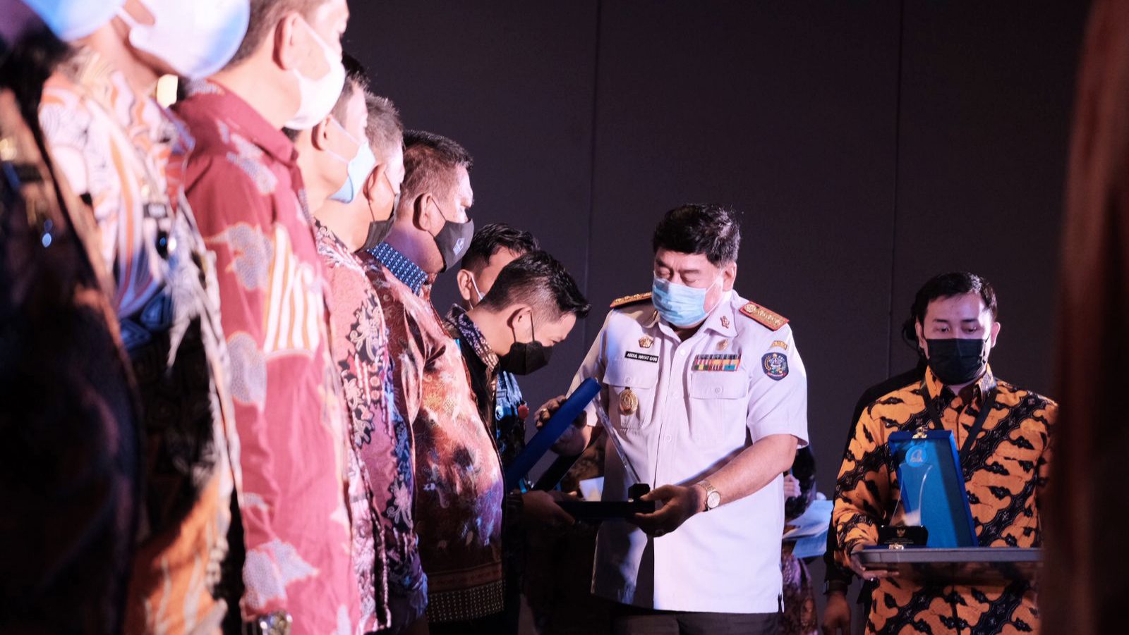 Sekprov Sulsel Hadiri Penganugerahan Penghargaan Keterbukaan Informasi