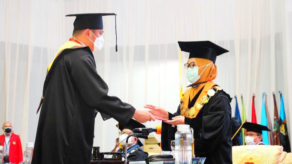 Ikut Wisuda Program Doktoral, Bupati Adnan: Saya Akan Terus Mengabdikan Diri untuk Daerah