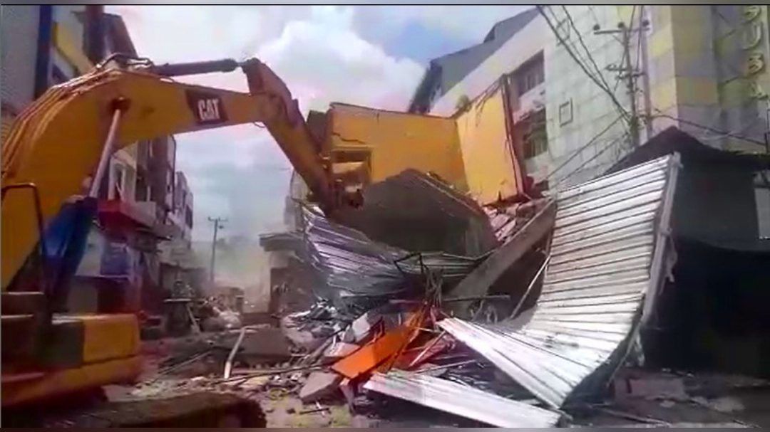 Berdiri Megah Tanpa IMB, Ruko Bandung Gorden akhirnya Dibongkar Paksa