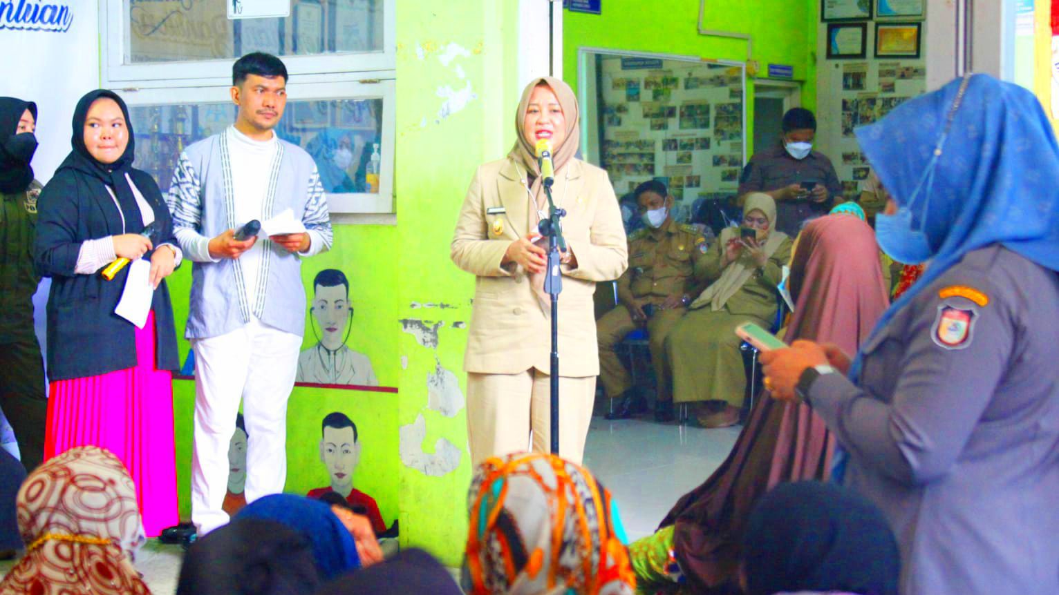 Peringati Hari Ibu, Fatmawati Rusdi Berbagi Kebahagiaan dengan Lansia