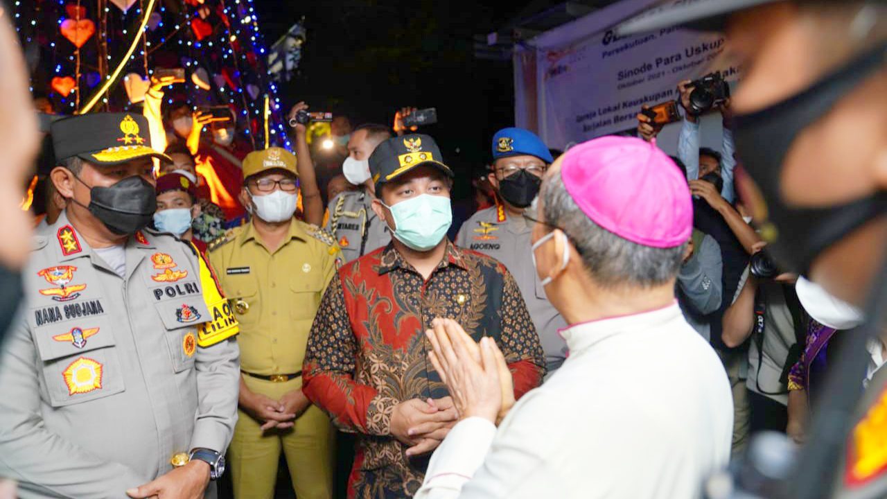 Tinjau Pelaksanaan Malam Misa Natal, Andi Sudirman Apresiasi Penerapan Protokol Kesehatan di Gereja