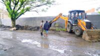 Instruksi Plt Gubernur, Dinas PUTR Sulsel Gali Saluran Pembuangan di Jl. Tun Abdul Razak Gowa