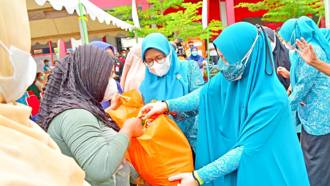 Hadiri Bulan Bhakti KSN, Naoemi Octarina Bagikan 200 Paket Sembako