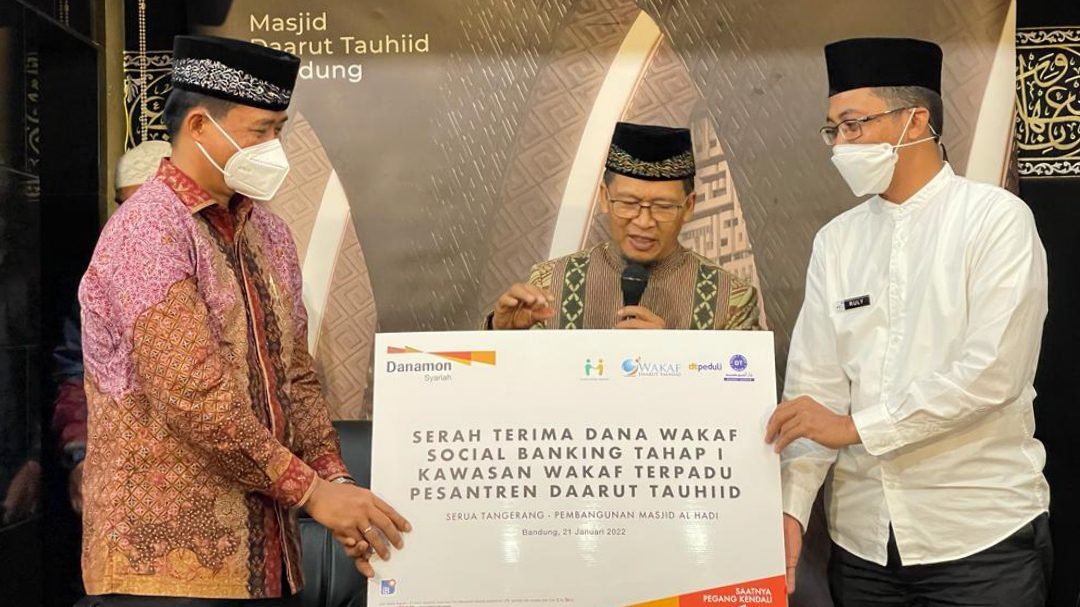 Danamon Syariah Serahkan Dana Wakaf untuk Pembangunan Masjid Al Hadi ke Daarut Tauhiid Peduli