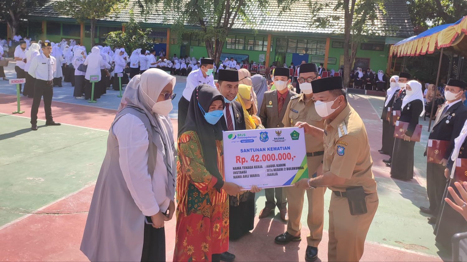Ahli Waris Staff Penjaga Sekolah MTSN 2 Bulukumba Terima Santunan Rp42 Juta