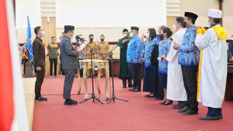 Serahkan Petikan SK PNS 2019, Plt Gubernur Ingatkan Integritas Hingga Berbakti Kepada Orang Tua