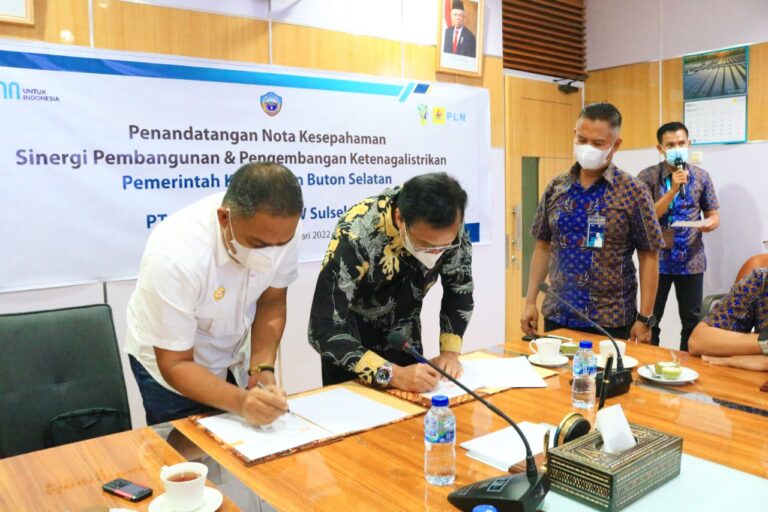 Sinergi Pembangunan dan Pengembangan Ketenagalistrikan, PLN Teken Nota Kesepahaman dengan Pemkab Buton Selatan 1 PLN dan Pemkab Buton Selatan Sinergi Optimalkan Penyediaan dan Penggunaan Layanan Ketenagalistrikan di Kabupaten Buton Selatan