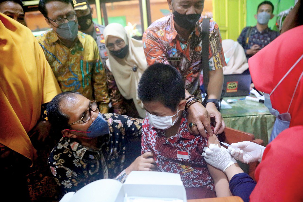 Pantau Vaksinasi Anak, Wali Kota Danny Minta Dukungan Orang Tua Murid