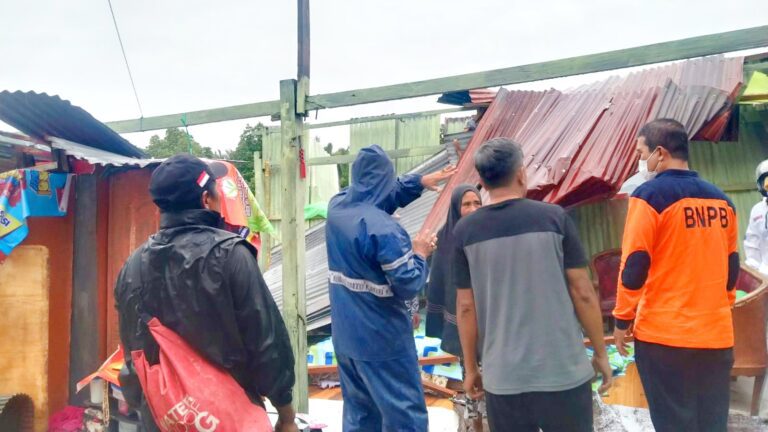 Angin Kecang Terjang Daeng Tantu Makassar, Andi Sudirman Instruksikan BPBD Sulsel Kirim Bantuan 7 IMG 20220121 101942