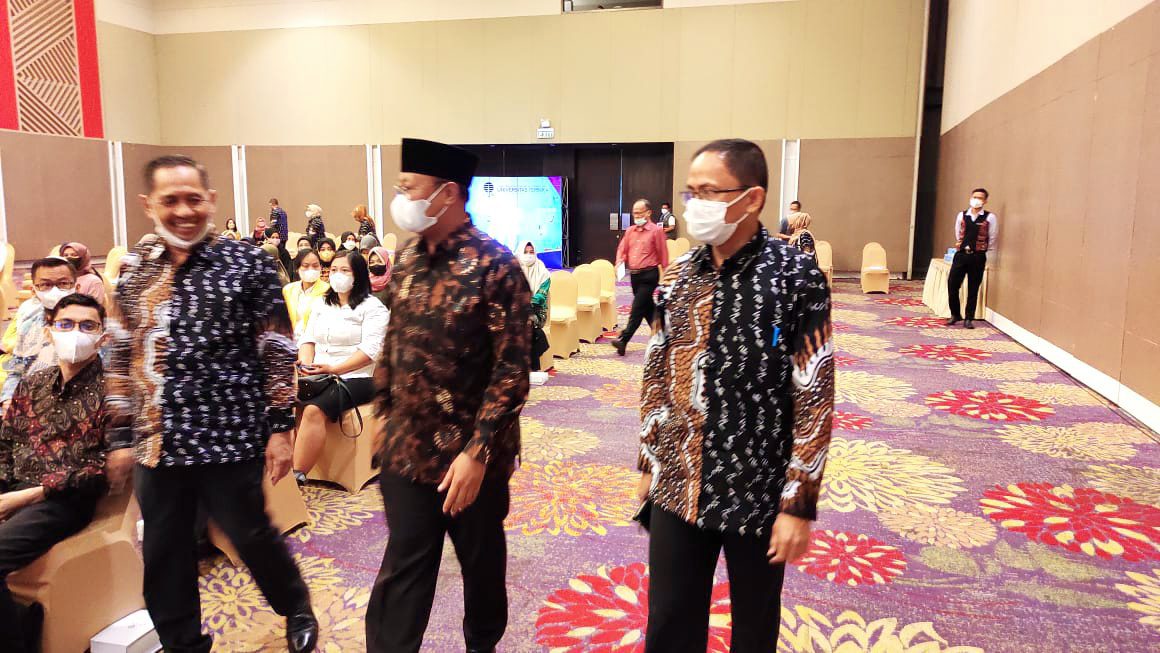 Wisuda UT Makassar, Rektor Prof Ojat Darojat Teken MoU 5 Bupati, 2 Walikota di Sulsel
