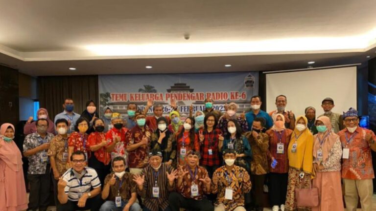 Temu Keluarga Pendengar Radio ke-6 Diramaikan 5 Radio Luar Negeri dan 2 Radio Lokal 8 Temu Keluarga Pendengar Radio ke-6 Diramaikan 5 Radio Luar Negeri dan 2 Radio Lokal