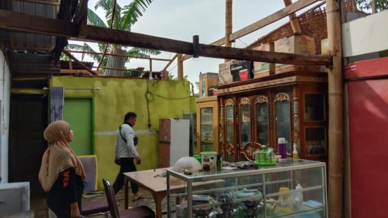 Andi Sudirman Kirim Bantuan untuk Warga Terdampak Angin Puting di Bantaeng