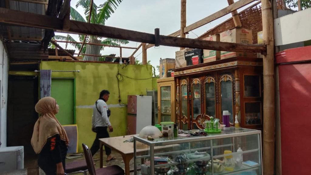 Andi Sudirman Kirim Bantuan untuk Warga Terdampak Angin Puting di Bantaeng