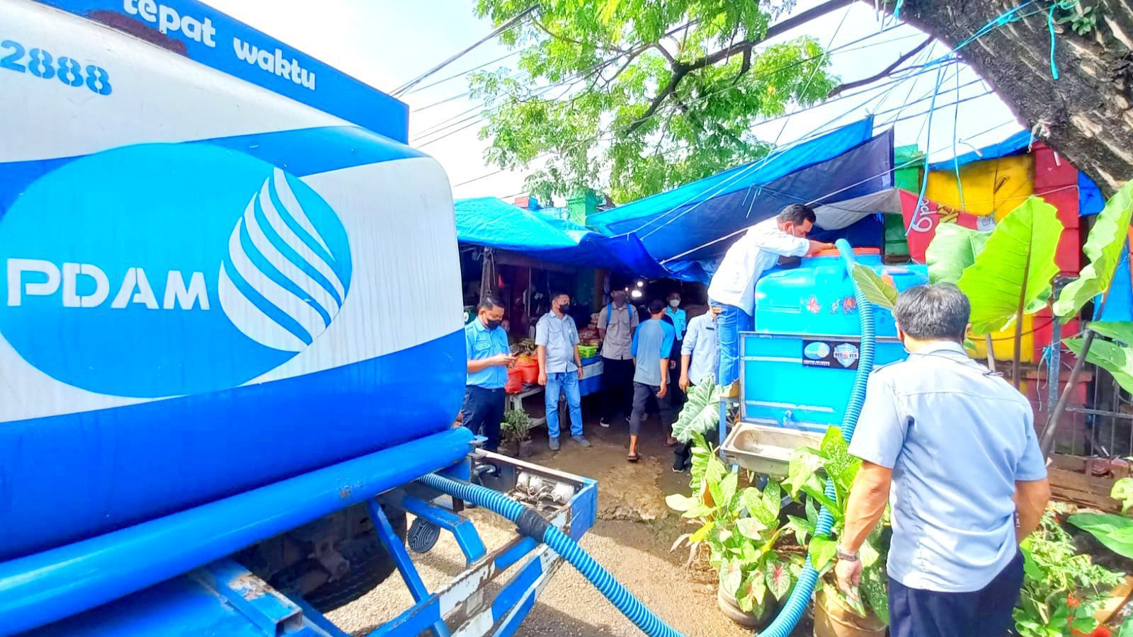 Perumda Pasar Mekassar bersama PDAM Makassar menyediakan tandon air bersih dibeberapa pasar tradisional.