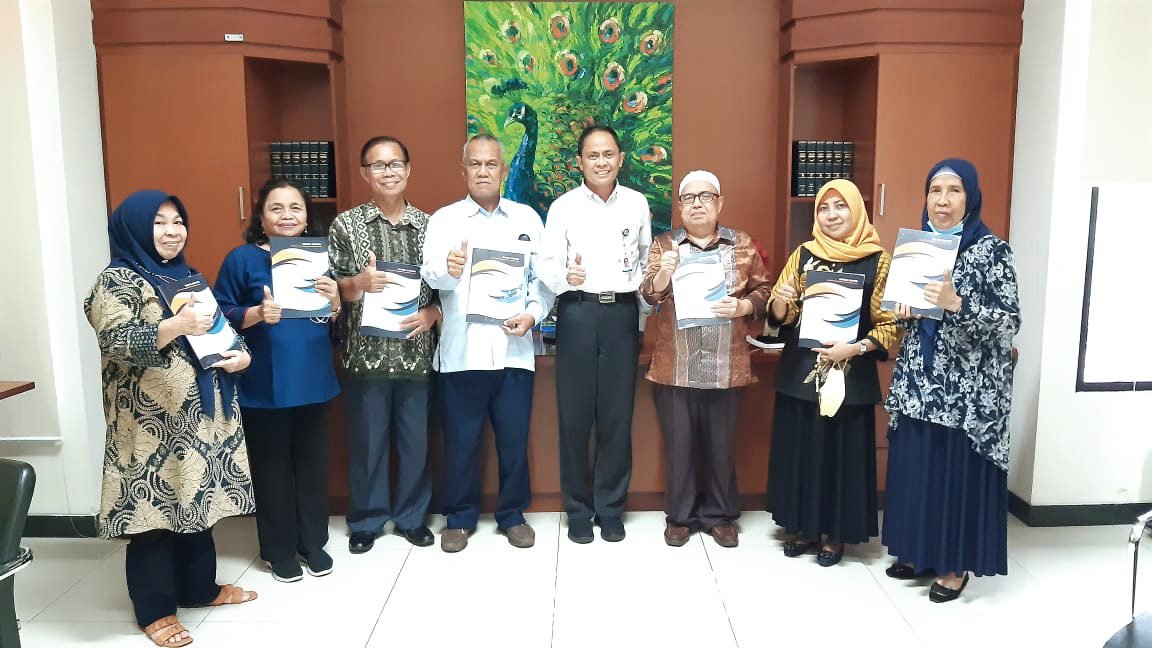 Para Dosen UT Makassar Tulis Buku Bunga Rampai Berjudul Jabat Tangan dalam Pengabdian Kepada Masyarakat