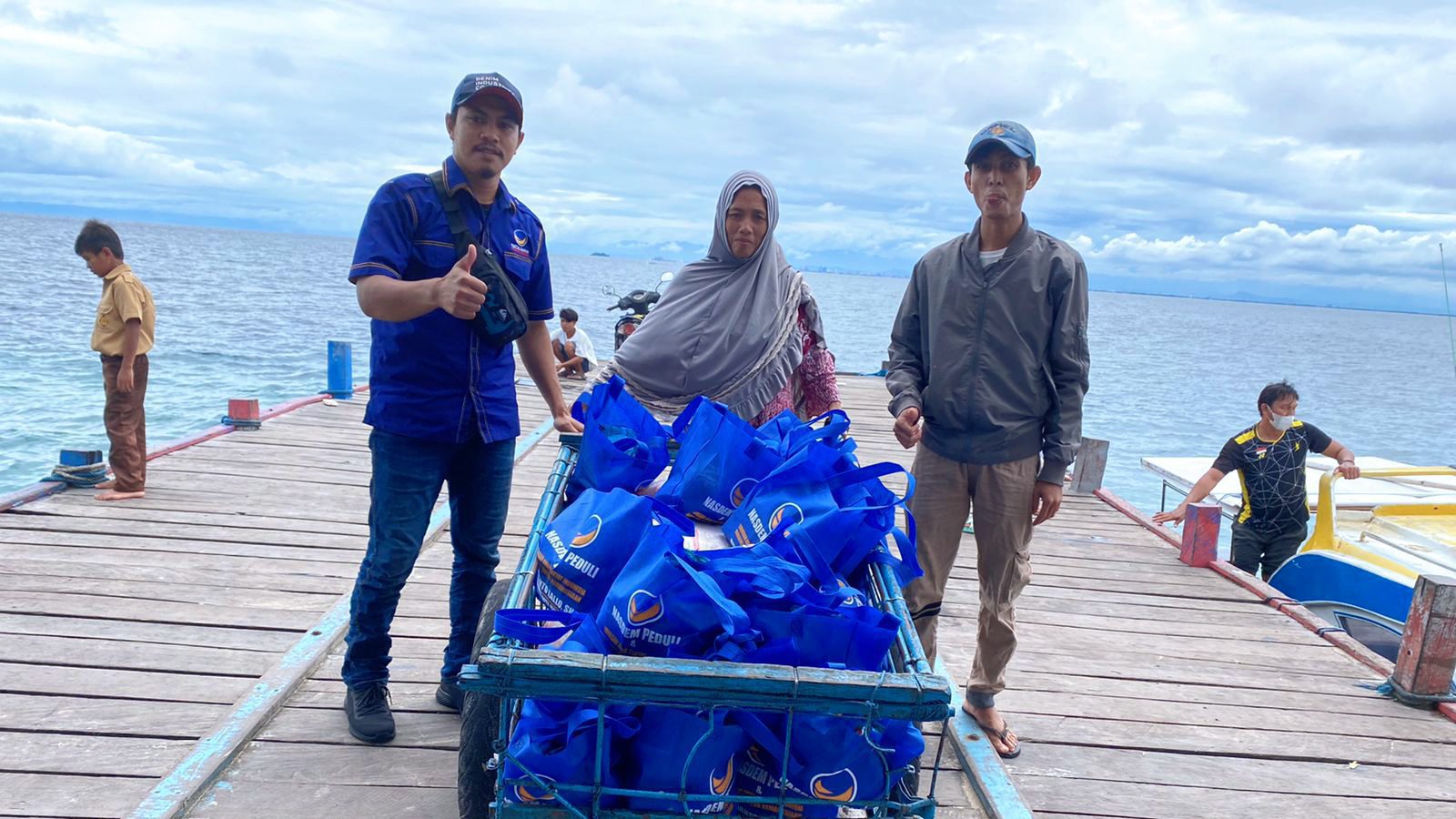 Pagi-pagi Ketua DPRD Rudianto Lallo Bagi Ratusan Paket Sembako untuk Warga di Pulau-pulau Makassar
