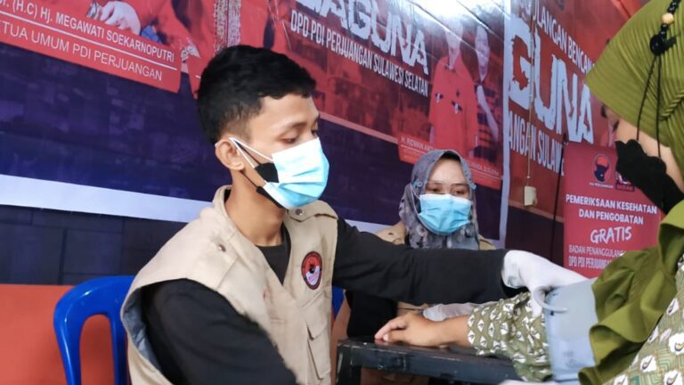 Bantu Warga Ditengah Pandemi, Baguna PDIP Sulsel Gelar Pengobatan Gratis 7 pemeriksaan kesehatan dan pengobatan gratis.