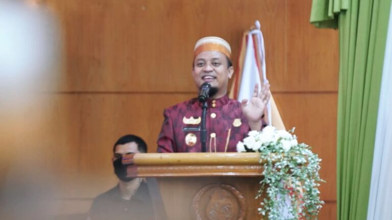 Dorong PAD di Sidrap, Andi Sudirman Serahkan Mobil Operasional Bapenda 7 Dorong PAD di Sidrap, Andi Sudirman Serahkan Mobil Operasional Bapenda