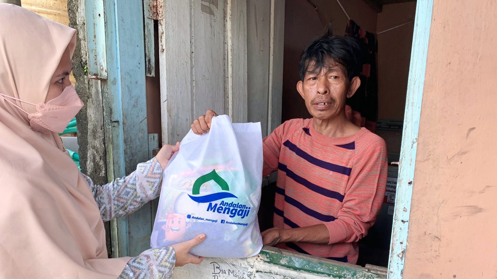 Andalan Mengaji Berbagi 100 Paket Sembako ke Warga Membutuhkan di Makassar