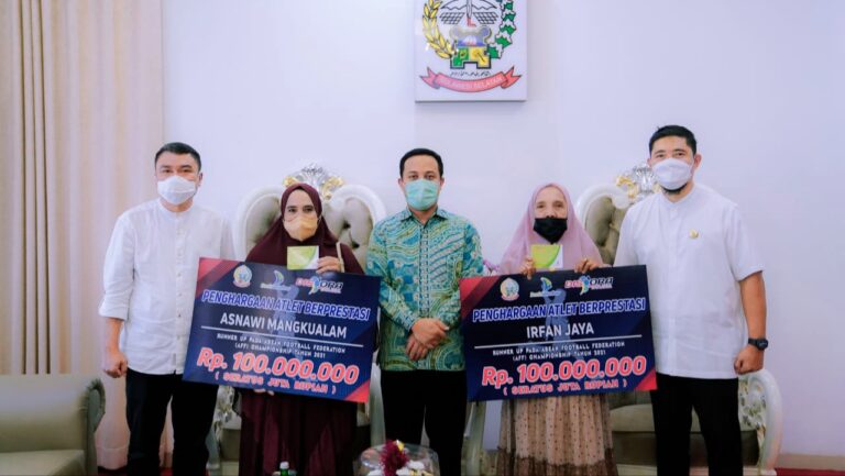 Terima Bonus dari Pemprov Sulsel, Asnawi dan Irfan Jaya: Terima Kasih Ke Plt Gubernur