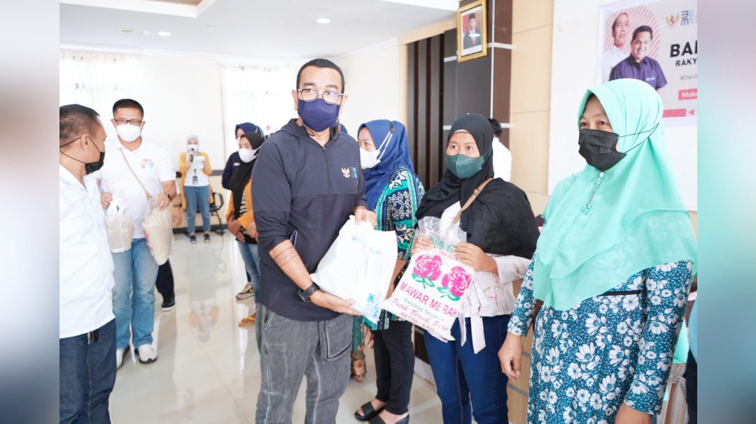 Gelar Bakti Sosial di Makassar Pelindo Regional 4 Bagikan 500 Paket Sembako