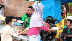 Jum’at Berkah, PERMATA Biring Romang Berbagi Makanan Siap Santap