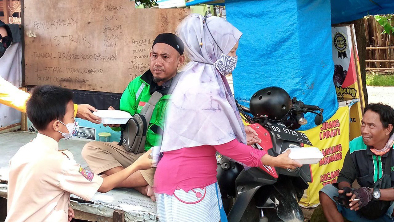 Jum’at Berkah, PERMATA Biring Romang Berbagi Makanan Siap Santap