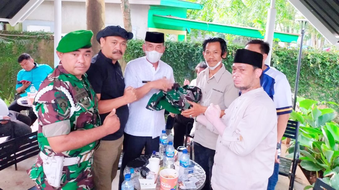 Usai Viral, Kades Wanakerta Akhirnya Serahkan Pakaian dan Atribut TNI yang Digunakan
