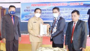 Kepala LLDIKTI IX Mewakili Mendikbud Ristek Serahkan SK ITPB Qana’ah Sidrap