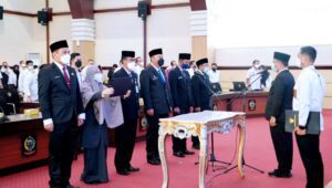 Gubernur Lantik 6 Pejabat Eselon II, termasuk Kadisdik Setiawan Aswad, dan Karo Hukum Marwan Masyur