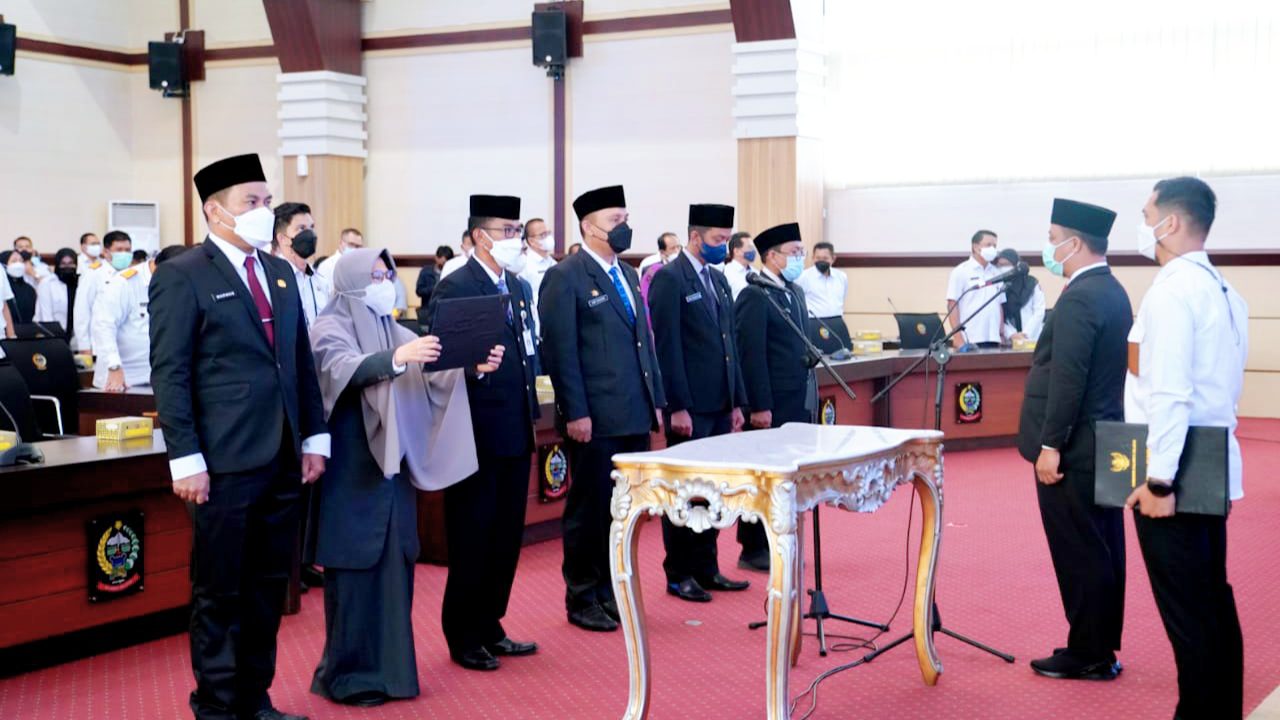 Gubernur Lantik 6 Pejabat Eselon II, termasuk Kadisdik Setiawan Aswad, dan Karo Hukum Marwan Masyur