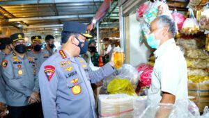 Kapolri Turun Langsung ke Pasar Pastikan Stok Minyak Goreng Untuk Warga Aman