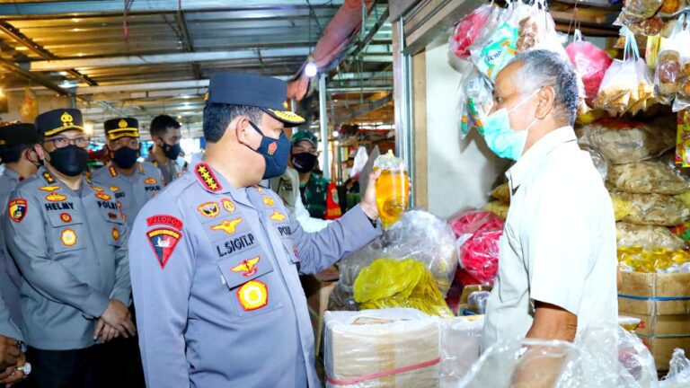 Kapolri Turun Langsung ke Pasar Pastikan Stok Minyak Goreng Untuk Warga Aman