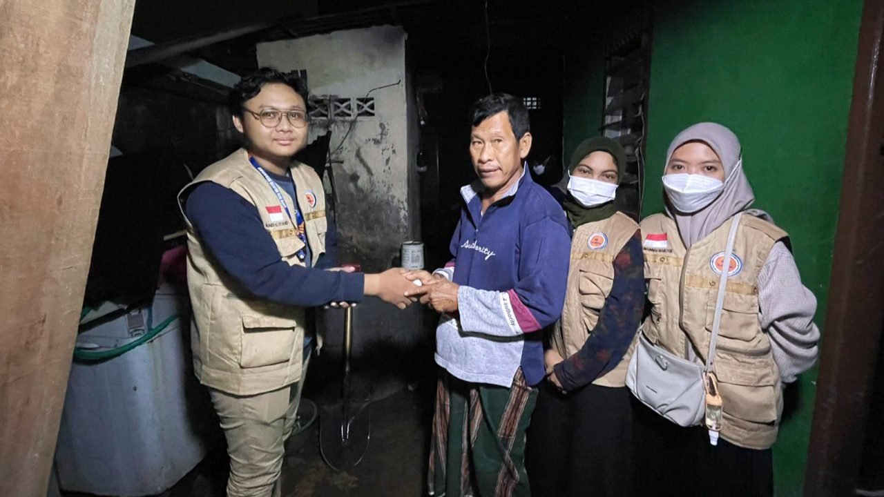 Send Kebaikan Serahkan Bantua ke Korban Kebakaran Rappocini