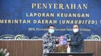 Wali Kota Danny Serahkan LKPD 2021, Harap Makassar Bisa Pertahankan Nilai