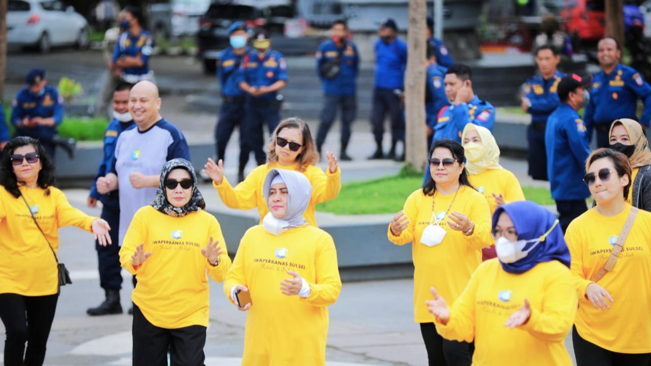 Dinkes Makassar bersama IWAPERBANAS Sulsel dan TP PKK Senam dan Berbagi Sembako