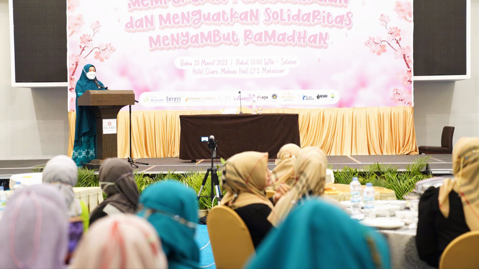 Naoemi Octarina Hadiri Kajian Islami Ustadzah Oki Setiana Dewi