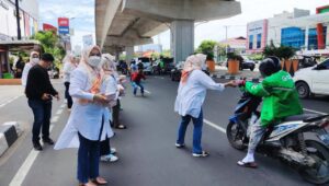 Ketua IKAWAN DPRD Makassar berbagai Makanan Siap Santap, Irnawati: Berbagai rezeki kepada masyarakat