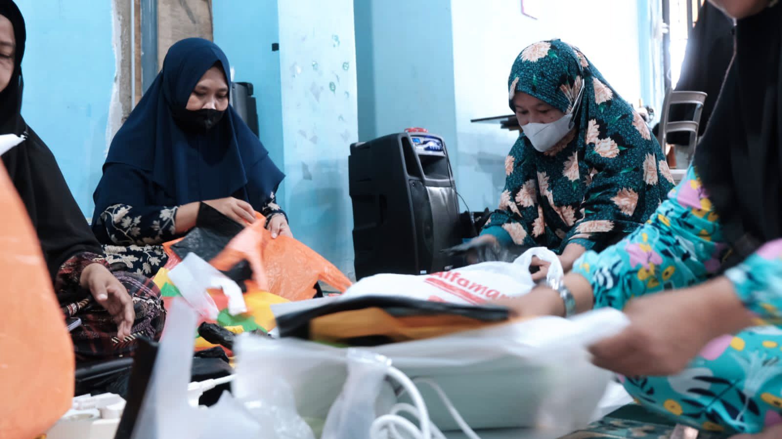 Peduli Permasalahan Sampah, PLN Gelar Workshop Pengolahan Material Khusus menjadi Produk bagi Ibu-Ibu Karuwisi